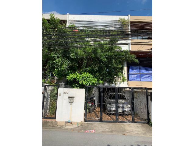 ด่วน ขายบ้านสุขุมวิท 55 ทองหล่อ 20 ซอยแจ่มจันทร์ บ้านรีโนเวทใหม่พร้อมอยู่ 3 ชั้น 3 ห้องนอน 4 ห้องน้ำ เดินทางสะดวก ถนน ทอ