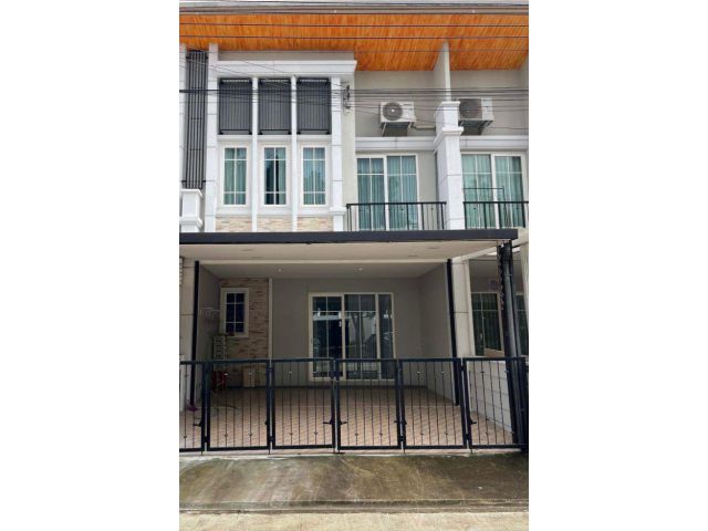 ให้เช่าทาวน์โฮม 2ชั้น  เพิ่งทาสีใหม่ โกลเด้นทาวน์-ลาดพร้าว 4ห้องนอน 3ห้องน้ำ จอดรถได้ 2คัน พื้นที่ใช้สอย 131 .ตร.ม
