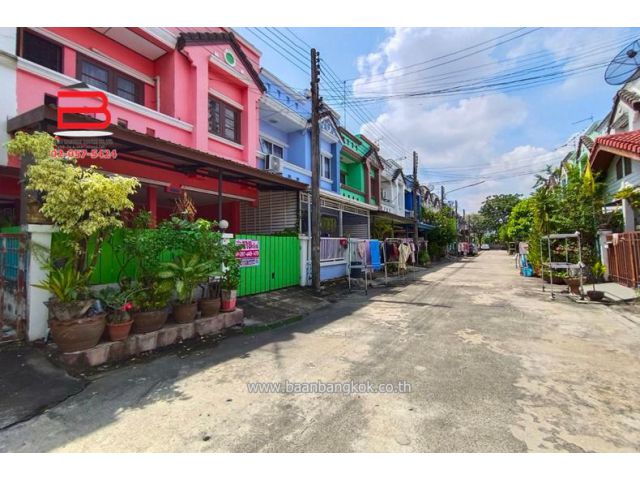 ทาวน์เฮาส์ บ้านฟ้ารังสิต คลอง 4 เนื้อที่ 24 ตรว. ถ.รังสิต-นครนายก อ.ธัญบุรี จ.ปทุมธานี