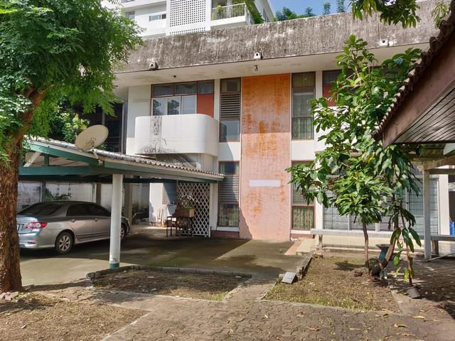 PP142 ขายที่ดิน พร้อมบ้านเดี่ยว 2 ชั้น ซอยเอกมัยซอย 10 บ้านต้องรีโนเวทเอง ขนาดที่ดิน 134 ตารางวา เข้าซอย 500 เมตร ทำเลดี