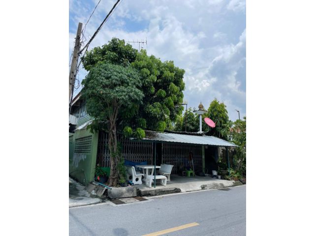 ขายที่ดินพร้อมบ้านเก่าสุขุมวิท 50 ใกล้ BTS อ่อนนุช เนื้อที่ 23 ตร.ว ทำเลดีมาก สภาพแวดล้อมดี เหมาะสร้างบ้านทำกิจการ home