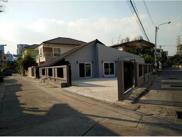 P150 ให้เช่า บ้านเดี่ยว ชั้นเดียว  renovate ใหม่ทั้งหมด ใกล้ห้าแยกลาดพร้าว  ห้องมุม พื้นที่ขนาด 60 ตร.ว. เดินทางสะดวก ซอ