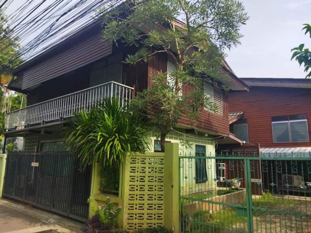 ขายบ้านพร้อมที่ดินในคูเมืองใกล้วัดควรค่าม้าพร้อมโอน