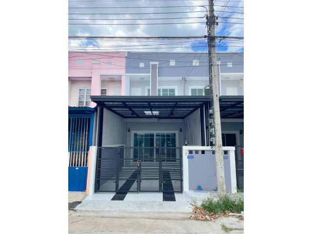 ทาวน์เฮาส์รีโนเวทตกแต่งใหม่พร้อมเข้าอยู่ หมู่บ้านร่มเงาไม้ ถนนวัดลาดปลาดุก  บางบัวทอง  นนทบุรี