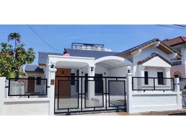 บ้านเดี่ยวรีโนเวทใหม่ หมู่บ้านผาแดงการ์เด้นวิลล์ ติดถนนสุขุมวิท ใจกลางเมืองศรีราชา