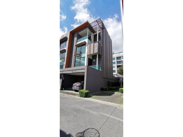 ขาย ทาวน์โฮม Residence Sukhumvit 65 300 ตรม. 28 ตร.วา มีความเป็นส่วนตัว อยู่ใจกลางเมืองย่านสุขุมวิท ใกล้ทางด่วน และ รถไฟฟ้า