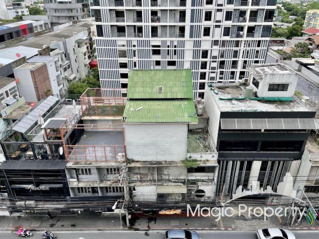 ขายอาคารพาณิชย์ 3 ชั้นครึ่ง บนถนนเอกมัย แขวงคลองตันเหนือ เขตวัฒนา กทม.