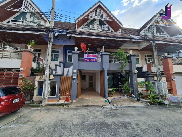 ขายทาวน์โฮม 3 ชั้น หมู่บ้านเมอริท เพลส ลาดพร้าว87 (Merit Place Ladprao 87) ขนาด 18.8 ตร.วา 3 ห้องนอน 3 ห้องน้ำ  ใกล้ CDC