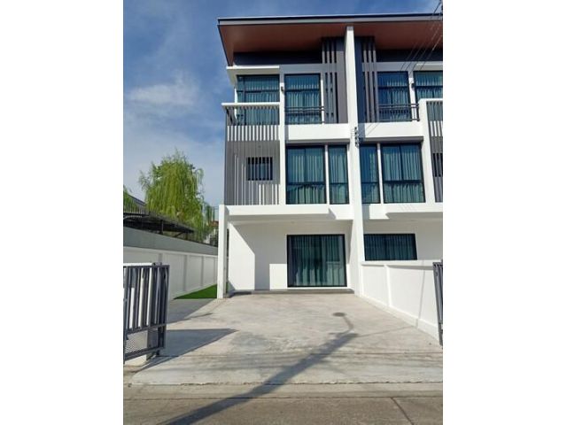 ขายทาวน์โฮมแปลงริม 3 ชั้น ลาดพร้าว 87  ลาดพร้าว 83