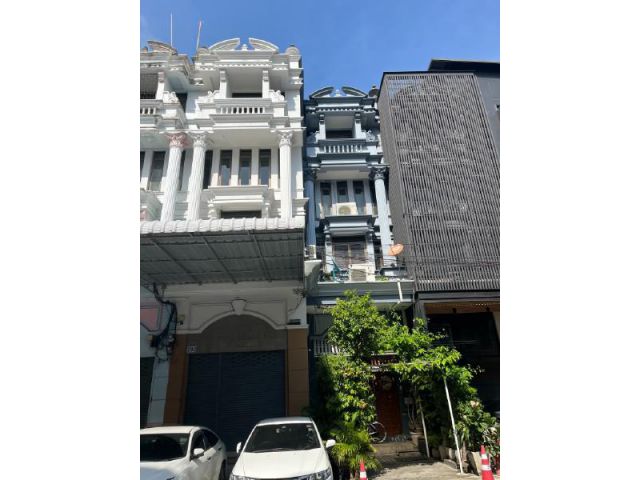 ให้เช่าอาคาร 5 ชั้น รีโนเวทใหม่ทาสีทั้งหลัง บริเวณบริเวณเอกมัย 19 , 21 ใกล้ BTS เอกมัย พื้นที่ใช้สอย 300 ตรม. เข้าออกทอง