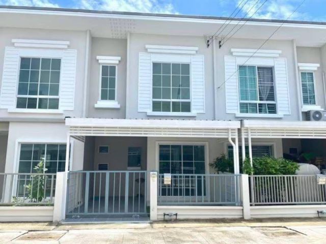 ให้เช่าบ้านทาวน์เฮ้าส์ เสนาวีว่า ไร่กล้วย อัสสัมศรีราชา ค่าเช่า 15,000 บาท เท่านั้น (Rich1146) kim