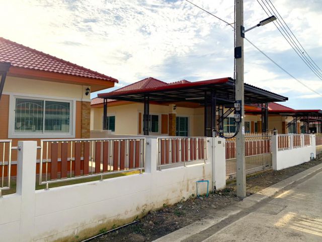 บ้านใหม่ ขายบ้านเดี่ยวที่ดิน 50 ตารางวา บนถนนฉลองกรุง ใกล้นิคมอุตสาหกรรมลาดกระบัง ใกล้สนามบินสุวรรณภูมิ เข้ามอเตอร์เวย์ไ