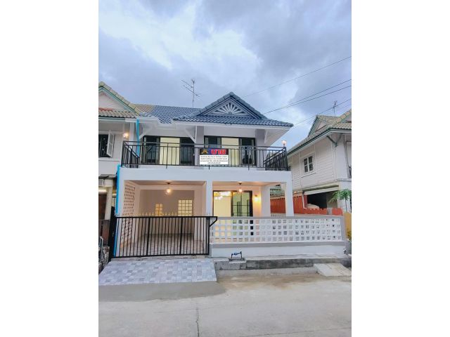 หมู่บ้าน​พฤกษาบี