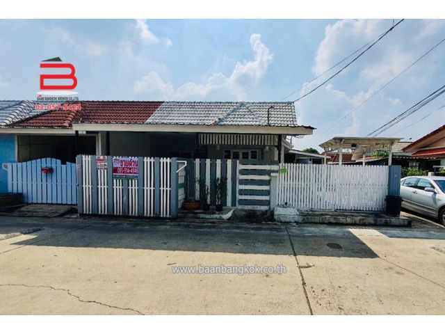 ทาวน์เฮาส์ หลังริม หมู่บ้าน บัวทอง 4 เนื้อที่ 30 ตรว. ถนนกาญจนาภิเษก อ.บางบัวทอง จ.นนทบุรี