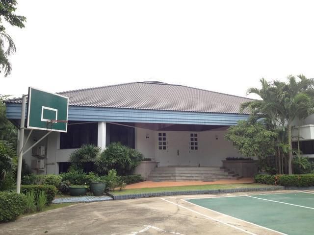 PT12 ขาย บ้านเดี่ยว ชั้นเดียว โครงการนวธานี เสรีไทย59 ขนาด 556 ตรว. 1 ไร่ 1 งาน 56 ตรว.  หลังบ้านติดสนามกอล์ฟ มีสระว่ายน