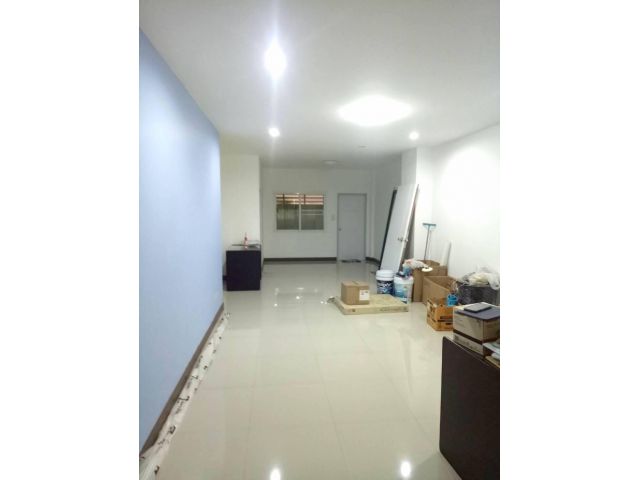 ##ขายทาวน์เฮ้าส์ 2ชั้น 3ห้องนอน 2ห้องน้ำ เนื้อที่ 25ตรว.หน้ากว้าง 5เมตร ติดแอร์ใหม่ 2เครื่องให้เเล้ว ใกล้โรงงานซีเกท สูงเนิน โคราช ##