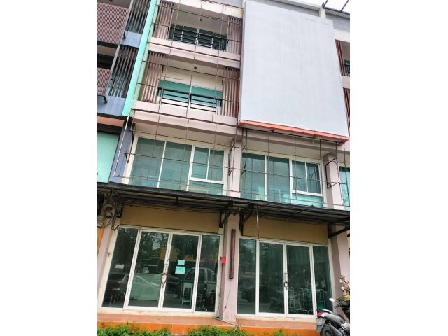 ขายตึกพาณิชย์ 4ชั้น 2 คูหา ทะลุกัน ติดถนนร่มเกล้า (N.833)