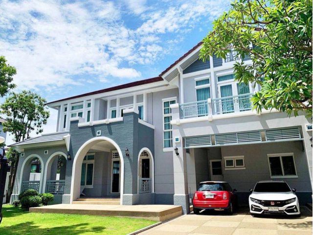 หมู่บ้านมาสเตอร์พีซ ซอยสุคนธสวัสดิ์ เลียบทางด่วนเอกมัยรามอินทรา ลาดพร้าว กรุงเทพ.  บ้านเดี่ยว 2 ชั้น ตั้งอยู่ใจกลางเมือง