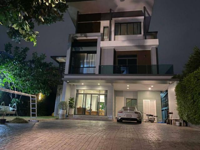ขายและให้เช่าบ้านเดี่ยว 3 ชั้น สไตล์โมเดิร์น ทำเลเยี่ยม ใกล้คริสตัล พาร์ค Crystal (เลียบทางด่วนเอกมัย-รามอินทรา)