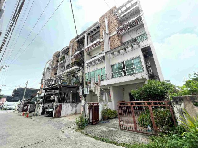 Home office near MRT Yellow Line Lat Phrao 71 & express way