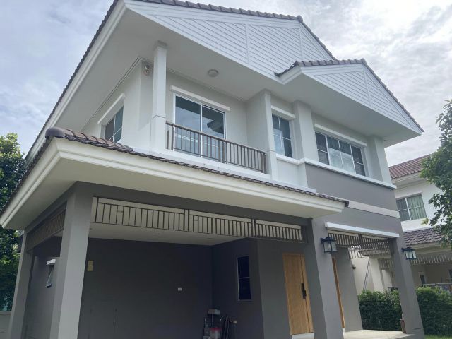 ขายบ้านเดี่ยวโครงการ มัณฑนา ปิ่นเกล้า-พระราม 5 ตัวบ้านหันหน้าทางทิศใต้  พื้นที่ 61.7 ตารางวา พื้นที่ใช้สอยประมาณ 179 ตาร