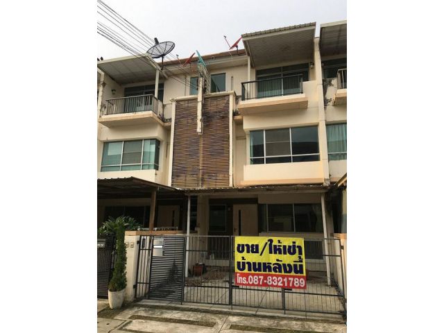 ทาวน์โฮม 3 ชั้น สไตล์ โมเดิร์น โครงการ หมู่บ้านบ้านใหม่ เทพารักษ์ - วงแหวน ( Land & House ) ติดถนน เทพารักษ์ ใกล้ทางด่วน