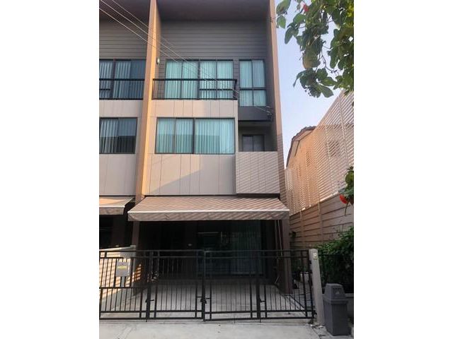 FPL1045ขายทาวน์โฮม 3 ชั้น โครงการบ้านกลางเมืองลาดพร้าวเสรีไทย ซอยเสรีไทย 52 หลังมุม ใกล้โรงเรียนนานาชาติ ฮิทฟิลด์