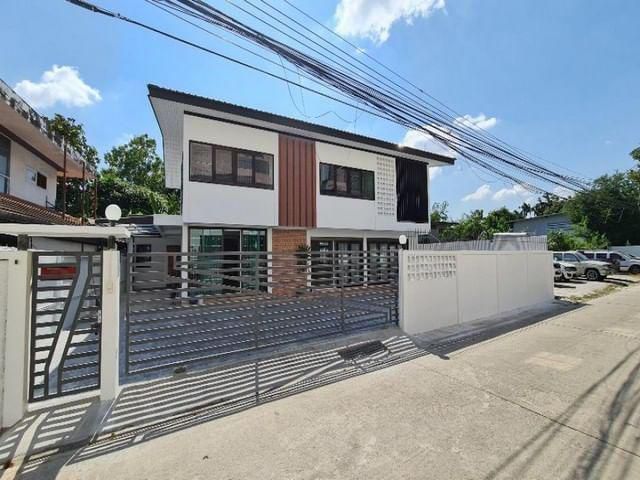 ให้เช่าบ้านเดี่ยว 2 ชั้น ซอยโชคชัย 4 ตกแต่งพร้อม เหมาะทำ home office