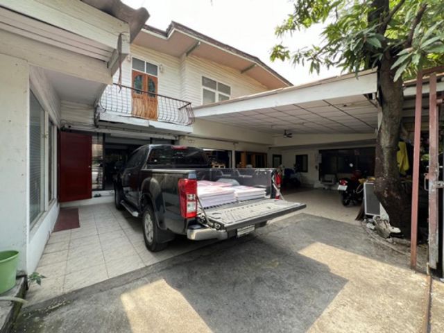ขายที่ดินเปล่า กรุงเทพ-นนทบุรี 33 ซอยเทวรัตน์ 1,2 ใกล้ BTSบางซ่อน 900 เมตร MRTวงศ์สว่าง 3 นาที เนื้อที่ 110 ตรว. ติดถนนซอย 2 ด้าน พร้อมบ้าน