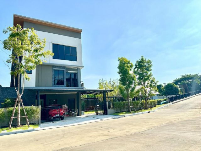 ขายบ้านกลางเมือง รามอินทรา83สเตชั่น เนื้อที่ 105.2ตร.ว. หลังมุม ถนนกาญจนาภิเษก ใกล้แฟชั่นไอส์แลนด์ ใกล้รถไฟฟ้า