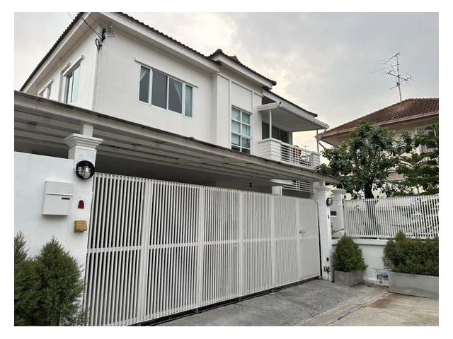 ขายบ้านเดี่ยว 2 ชั้น รีโนเวทใหม่ ขายพร้อมเฟอร์ เนื้อที่ 60 ตร.ว. พื้นที่ใช้สอย ประมาณ 180-200 ตรม. 3 ห้องนอน 3 ห้องน้ำ 2