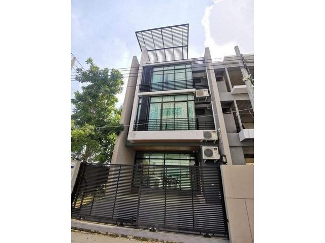 PT12 ให้เช่า ทาวน์โฮม 3 ชั้น 285 ตรม. ซอยแบริ่ง 68 ถนนสุขุทวิท 107 ใกล้รถไฟฟ้าสถานีศรีแบริ่ง 100 เมตร เหมาะพักอาศัย ทำโฮ