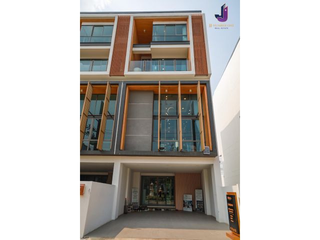 ขายทาวน์โฮม Sho พัฒนาการ 32 ขนาด 4.5 ชั้น 4 ห้องนอน 5 ห้องน้ำ พื้นที่ใช้สอย 345 ตรม. รหัสทรัพย์ JJ-H137