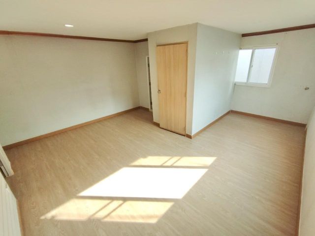 ขายทาวน์เฮ้าส์ 2 ชั้น 1 ห้องนอน 2 ห้องน้ำ 1 ที่จอดในบ้าน