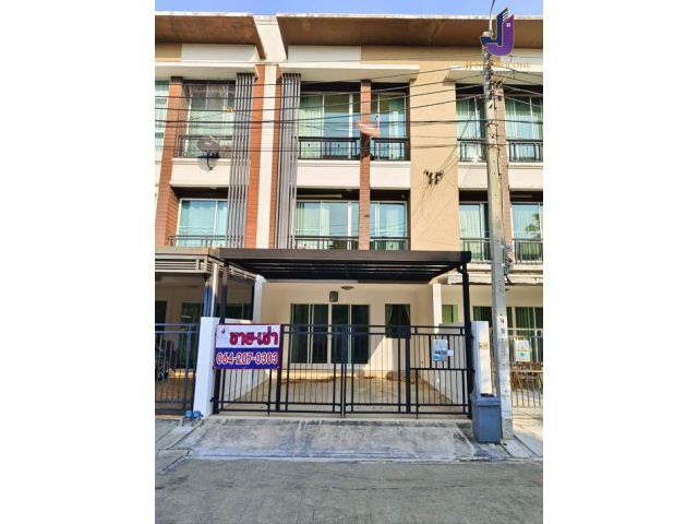 ขายบ้านกลางเมือง ทาวน์โฮม 3 ชั้น โชคชัย 4 ซอย 50 รีโนเวทใหม่ ขนาด 18.5 ตรว. พื้นที่ใช้สอย 149 ตรม.