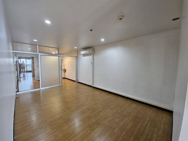 State Tower Silom for rent 1 bedroom 1 bathroom 68 sqm rental 19,000 baht/month