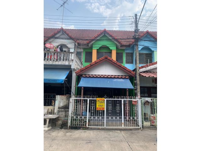 ขายบ้านทาวน์เฮ้าส์ 2 ชั้น หมู่บ้านบ้านกลางซอยวิลเลจ2 คลอง4