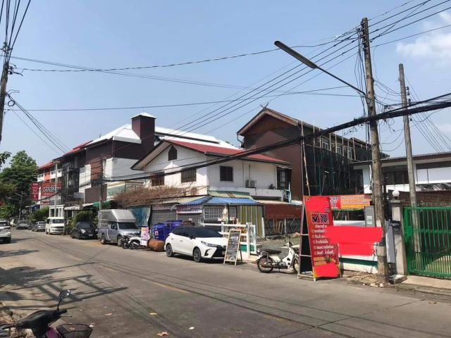 ขายบ้านไม้เก่าติดถนนแถวพระสิงห์สามกษัตริย์พร้อมโอน