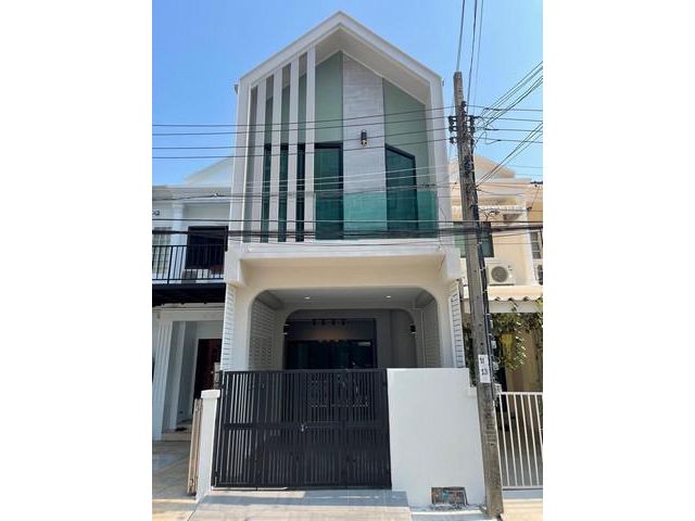PP171 ขาย ทาวน์เฮ้าส์ 2 ชั้น หมู่บ้าน พรประดิษฐ์ สุขุมวิท50 พระโขนง เขตคลองเตย ใกล้สถานีรถไฟฟ้าอ่อนนุช บ้านรีโนเวทใหม่ทั