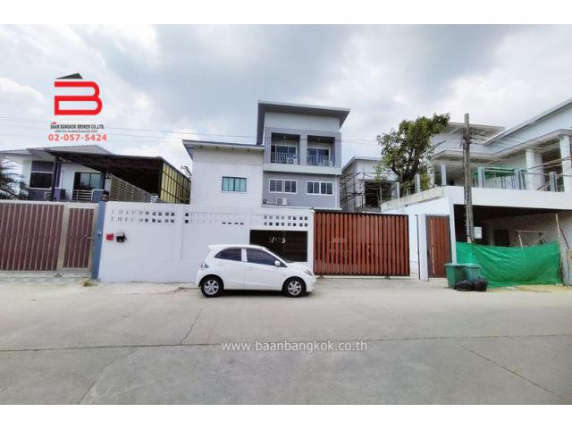 บ้านเดี่ยว หมู่บ้าน กลีบบัวนคร ซ.เทวาพิทักษ์ (สินพัฒนาธานี 10) เนื้อที่ 87 ตรว. ถนนเลียบคลองปทุม เขตทวีวัฒนา