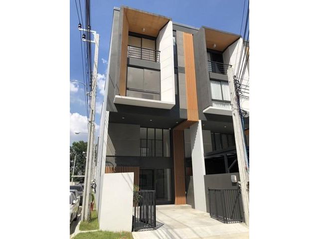 ขาย ทาวน์โฮม 3 ชั้น ชิเซน พัฒนาการ 32 Shizen Phatthanakan 32 ห้องมุม