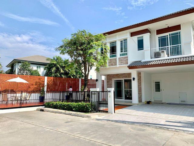 For rent, 2-story detached house, Manthana Village, Rama 9, Srinakarin, Soi Krungthep Kreetha 7, corner house.  Area 73