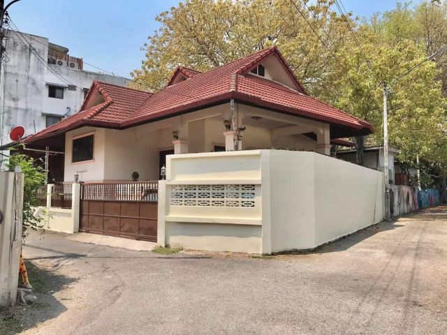 ขายบ้านพร้อมที่ดินกลางเมืองเชียงใหม่ห่างคูเมือง 30เมตร