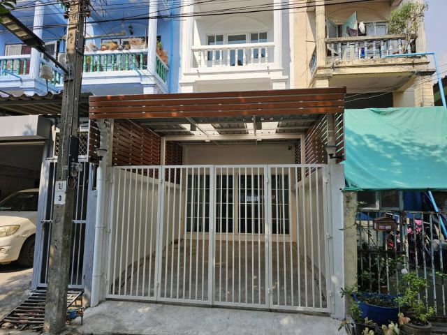 Offering for special sale Townhome  4 floors at  Bang Nan - Prawet not far Suan Luang Rama9 Public Park