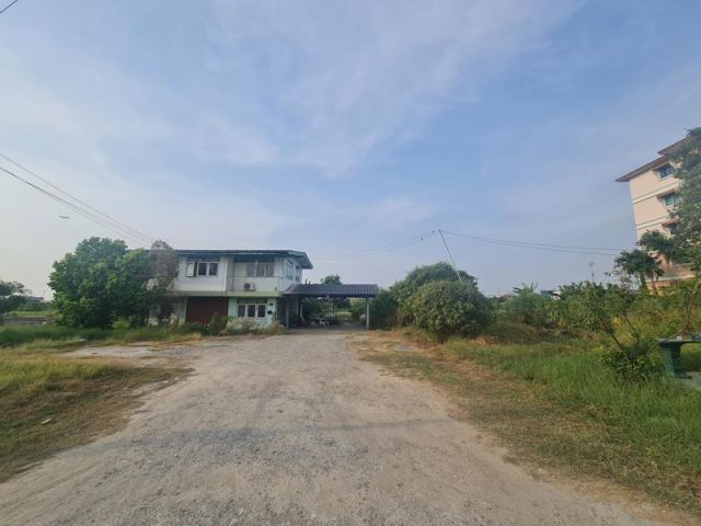 ขายที่ดิน 1-0-10 ไร่ พร้อมบ้านเดี่ยว 2 ชั้น ซ.ฉลองกรุง 15 เขตลาดกระบัง กรุงเทพฯ ใกล้ สถาบันเทคโนโลยีพระจอมเกล้าเจ้าคุณทห