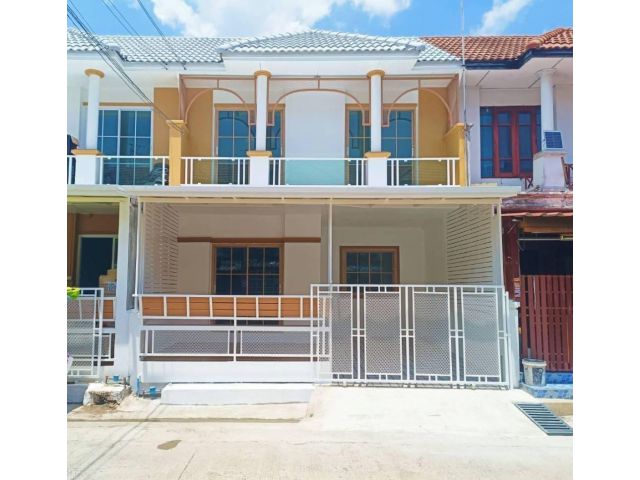 บ้านทาวน์เฮาส์ 2 ชั้น รีโนเวทใหม่ เดินทางสะดวก มีคิวรถตู้ในหมู่บ้าน