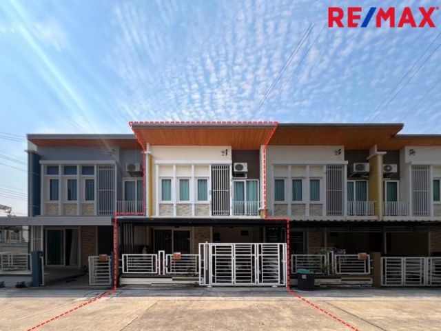ขาย..ทาวน์โฮม 2 ชั้น » 3 ห้องนอน, 2 ห้องน้ำ, 1 ห้องอเนกประสงค์ สภาพดีมาก โครงการ Golden Town บางนา – กิ่งแก้ว ใกล้สนามบิ