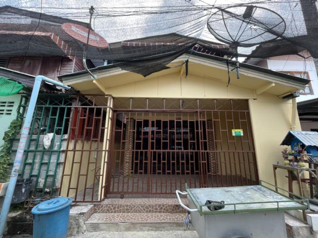 ขายทาวน์เฮ้าส์  ลาดกระบัง กรุงเทพฯ 18วา 1.3ล T0918605330