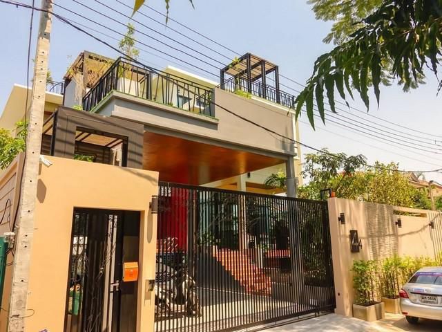 PT12 ขายบ้านเดี่ยวหรู 3 ชั้น มีชั้นใต้ดิน และดาดฟ้า 101 ตรว. หมู่บ้าน ต.รวมโชค ซอยโชคชัยสี่ 54 พร้อมสระว่ายน้ำส่วนตัว ทำ