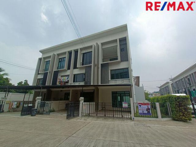 ขายด่วน !!! ทาวน์โฮม 3 ชั้น (หลังมุม) เฌอ วงแหวน - สาทร บ้านอายุน้อย ในซอยกาญจนาภิเษก หลังสำนักงานเขตบางแ